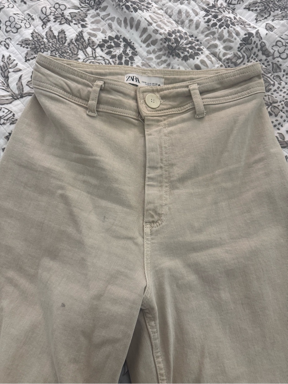 Zara high rise wide-leg jeans in beige. - Picture 2 of 5